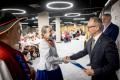 Przedstawiciele kół gospodyń wiejskich odbierają umowy. 