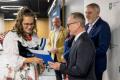 Przedstawiciele kół gospodyń wiejskich odbierają umowy. 