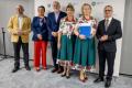 Przedstawiciele kół gospodyń wiejskich odbierają umowy. 