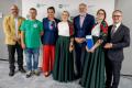Przedstawiciele kół gospodyń wiejskich odbierają umowy. 