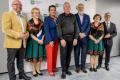 Przedstawiciele kół gospodyń wiejskich odbierają umowy. 