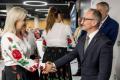 Przedstawiciele kół gospodyń wiejskich odbierają umowy. 