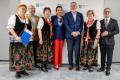 Przedstawiciele kół gospodyń wiejskich odbierają umowy. 