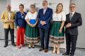 Przedstawiciele kół gospodyń wiejskich odbierają umowy. 