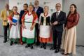 Przedstawiciele kół gospodyń wiejskich odbierają umowy. 