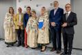 Przedstawiciele kół gospodyń wiejskich odbierają umowy. 