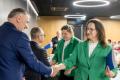 Przedstawiciele kół gospodyń wiejskich odbierają umowy. 