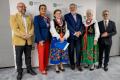 Przedstawiciele kół gospodyń wiejskich odbierają umowy. 