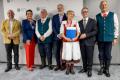 Przedstawiciele kół gospodyń wiejskich odbierają umowy. 