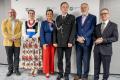 Przedstawiciele kół gospodyń wiejskich odbierają umowy. 