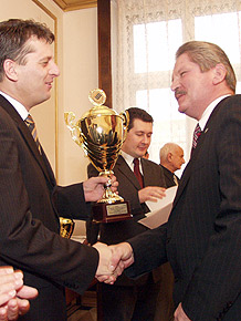 Nagrodę w turnieju odbiera burmistrz Sławkowa Bronisław Goraj 