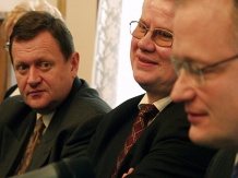  Premier Hausner, minister Piechota i marszałek Czarski podczas konferencji prasowej 