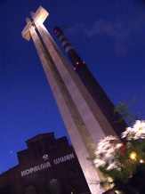  Kwiaty pod pomnikiem ku czci poległych górników z KWK "Wujek" 