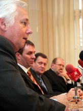 W rozmowach uczestniczyli (od lewej) prezes GTL Marek Mutke, Prezes Wizz Air Jozsef Varadi, marszałek Michał Czarski oraz prezydent Katowic Piotr Uszok 