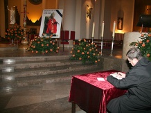  Marszałek Michał Czarski wpisał się do księgi kondolencyjnej wyłożonej w archikatedrze Chrystusa Króla w Katowicach 