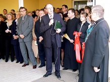  Dyrektor Józef Kurek powitał biskupa Adama Śmigielskiego oraz pozostałych gości uroczystości przy wejściu do nowej izby przyjęć 