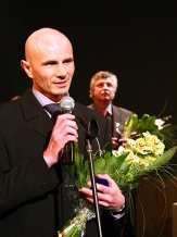  Złote &#8222;Odznaki Honorowe za Zasługi dla Województwa Śląskiego&#8221; otrzymali Jacek Łumiński i Jerzy Kuczera (w głębi) 