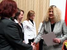  Senator Krystyna Doktorowicz wręczyła nagrody w konkursie &#8222;Moja Szkoła w Unii Europejskiej&#8221; 