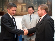  Minister Zbigniew Podraza życzył dyrektorowi Swobodzie optymalnego wykorzystania pożyczki 