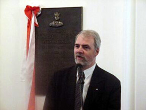  Marszałek Województwa Śląskiego dr Jan Olbrycht podczas uroczystości odsłonięcia tablicy ku czci Konstantego Wolnego. 