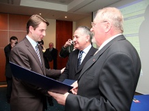  Medal odbiera Luk Palmen &#8211; Menadżer projektu - Jednostka Zarządzająca Regionalnym Systemem Innowacji. 