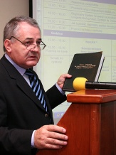  Członek Zarządu Województwa Śląskiego Marian Jarosz zachęcał do podpisywania Deklaracji na rzecz rozwoju &#8222;Kreatywnego Regionu Innowacyjnego&#8221;. 