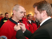 Odznakę Honorową PCK II stopnia otrzymuje Michał Micorek z Grupy Ratownictwa Medycznego PCK z Czechowic-Dziedzic 