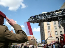  Flagę państwową wciągnięto na drabinę strażacką 