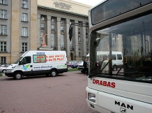  Prezentacja autobusów napędzanych CNG przed Gmachem Sejmu Śląskiego 