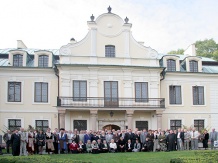  Pamiątkowe zdjęcie uczestników jubileuszu przed siedzibą muzeum – Zespołem Pałacowo-Parkowym rodziny Mieroszrewskich. 