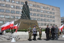  Obchody rozpoczęto od złożenia kwiatów pod pomnikiem Wojciecha Korfantego w Katowicach. 