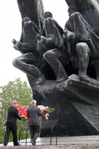  Kwiaty pod Pomnikiem Żołnierza Polskiego w Katowicach 