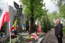  Jarosław Kołodziejczyk złożył także wiązankę na Cmentarzu Garnizonowym w Katowicach 