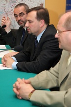  W konferencji prasowej uczestniczyli marszałek Janusz Moszyński, wojewoda Tomasz Pietrzykowski i prezydent Piotr Uszok. 