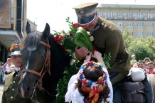  Przed Teatrem Śląskim odtworzono historyczne chwile powitania wojsk polskich 
