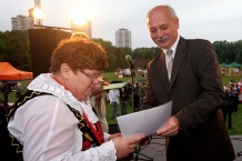  Nagrodę odbiera Elżbieta Ciućka z Bystrej za Nalewkę Miętową 