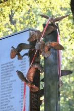 Monument stanowią dwie, pokryte granitem 4-metrowe płyty, spomiędzy których wylatują odlane w brązie gołębie. Na jednej z płyt umieszczono nazwiska 65 ofiar tragedii. 