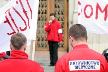  Pikietowali pracownicy skupieni w Związku Zawodowym WZZ &#8222;Sierpień 80&#8221; i Związku Zawodowym Pracowników Ratownictwa Medycznego &#8222;Wzajemna Pomoc&#8221;. 