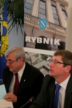  Pierwszy dzień obrad prowadził wicemarszałek Zbyszek Zaborowski, Rybnik przedstawiał prezydent Adam Fudali (z lewej) 