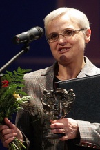 Kategoria Spektakl dla Młodego Widza – statuetkę odbiera dyrektor Teatru Lalek Banialuka w Bielsku-Białej Lucyna Kozień 