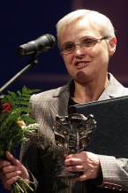 Kategoria Spektakl dla Młodego Widza &#8211; statuetkę odbiera dyrektor Teatru Lalek Banialuka w Bielsku-Białej Lucyna Kozień 