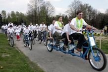  , Peleton prowadzony przez czteroosobowy rower 