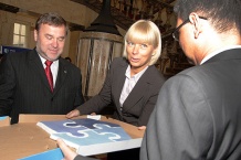  Minister Elżbieta Bieńkowska otrzymała słodki upominek &#8211; ciastko w kształcie logo ZPORR, przypominający jej zaangażowanie we wdrążanie programu w regionie 