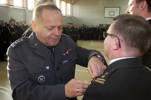  Płk Zbigiew Piątek wręczył  medale Zasłużony dla Obronności Kraju 