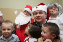  W rolę Świętego Mikołaja wcielił się członek Zarządu Województwa Śląskiego Mariusz Kleszczewski 