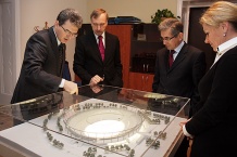  Przy okazji wizyty Minister Zdrojewski obejrzał makietę modernizowanego Stadionu Śląskiego 