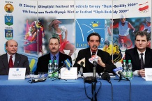  W konferencji uczestniczyli (od lewej) wiceburmistrz Wisły Jan Cieślar, burmistrz Cieszyna Bogdan Ficek, przewodniczący Komitetu Organizacyjnego Tadeusz Pilarz oraz marszałek Bogusław Śmigielski 