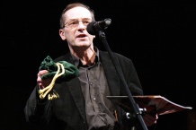  Dyrektor Artystyczny Teatru Śląskiego Tadeusz Bradecki wręczył nagrodę specjalną przyznaną przez teatr &#8222;Zaproszenie od Stanisława&#8221;. 