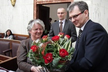  Kwiaty dla Skarbnik Województwa Elżbiety Stolorz-Krzisz za dobre zarządzanie finansami regionu 