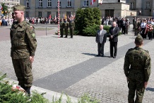  Kwiaty pod pomnikiem złożył m.in. członek Zarządu Województwa Śląskiego Piotr Spyra 